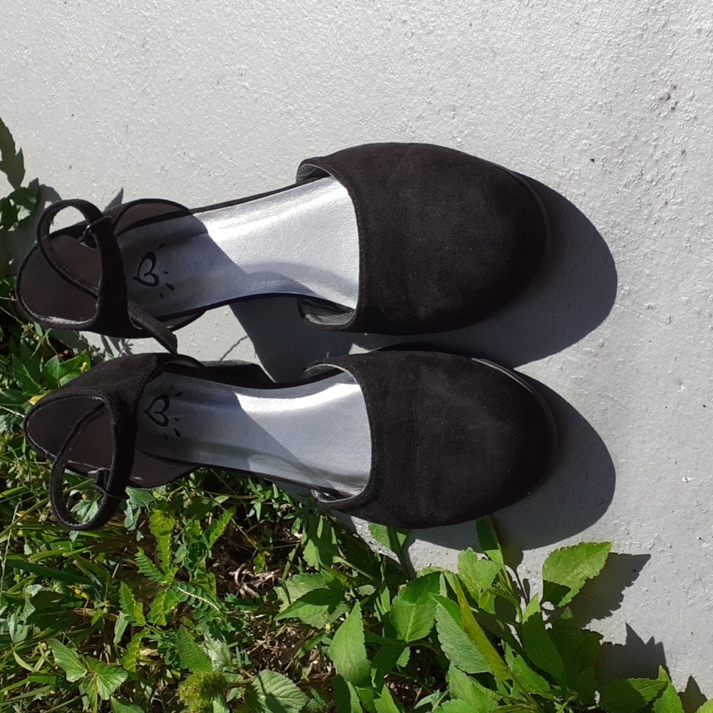 Discontinued justice black heels
